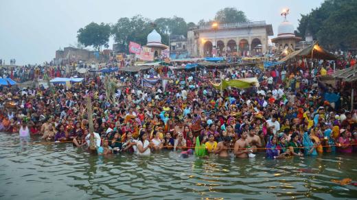 Indie; Chhath Puja indické oslavy v řece Yamuna