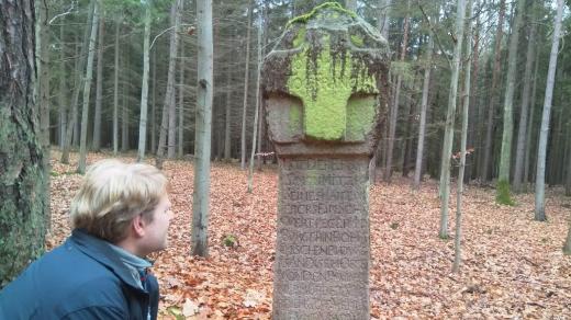 Kamenný památník nedaleko Trhových Svinů připomíná vraždu budějovického nožíře a mečíře