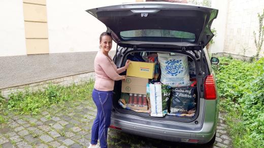 Jana Havelková nakládá pomoc ze skladu spolku Radost Příbramáčkům