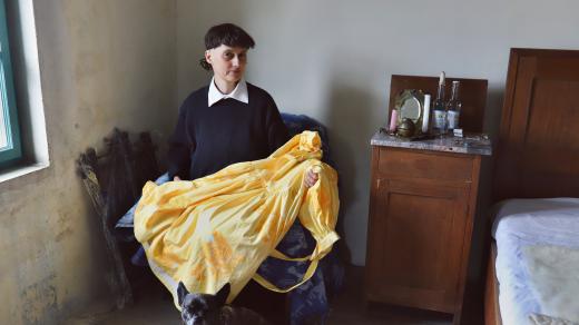 Lucie se šaty z upcyklovaného sekáče od Slow Trashion