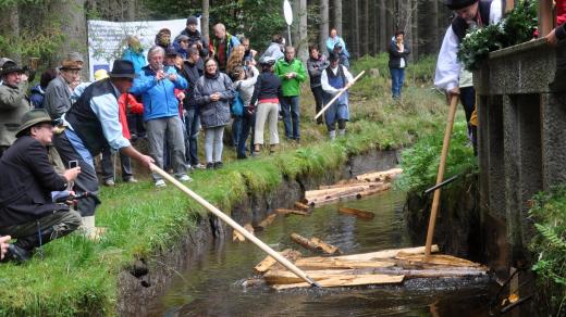 Ukázka plavení dřeva na Schwarzenberském kanále