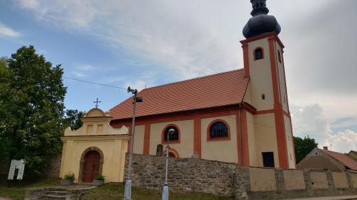 Kostel v Rostoklatech roky chátral. Obec ho získala od církve jako dar a celý ho opravila