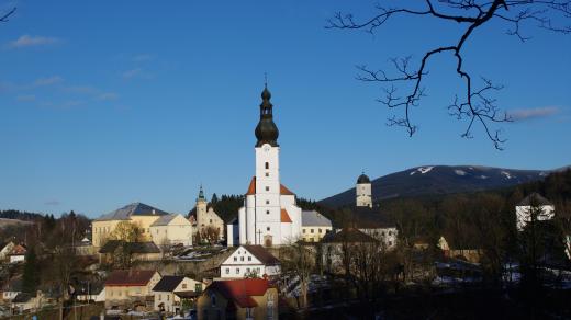 Kostel v Branné je skutečnou dominantou celého městečka