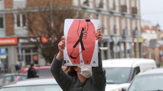 Polské protesty proti úplném zákazu potratů a kriminalizaci sexuální výchovy v Polsku