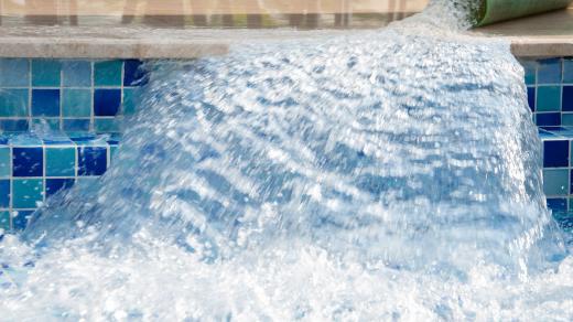 Napouštění bazénu (ilustrační foto)