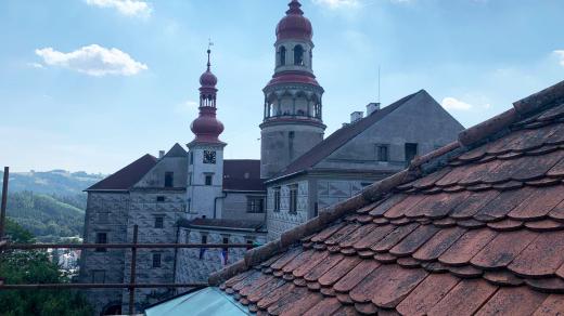 Na Státním zámku v Náchodě začala obnova střešní krytiny na jednom ze zámeckých křídel