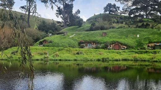 Výlet do Středozemě, do kouzelného světa Pána prstenů a hobitů, kde mají své domky Frodo Pytlík, Bilbo Pytlík, Gandalf a další filmové postavy