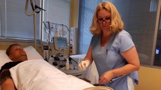 O dárce Ladislava se v Ústavu hematologie a krevní transfuze stará zdravotní sestra Anděla Hrubešová