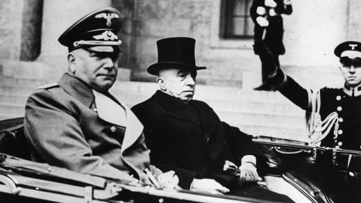Emil Hácha (vpravo) a říšský protektor Konstantin von Neurath