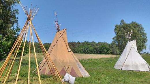 V indiánské vesničce Rosehill samozřejmě nemůžou chybět teepee