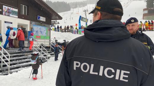 V době jarních prázdnin vysílá trutnovská policie hlídky do zimních středisek přímo k lanovkám