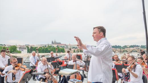 Koncert Národní na vodě: dirigent Jaroslav Kyzlink a orchestr Národního divadla