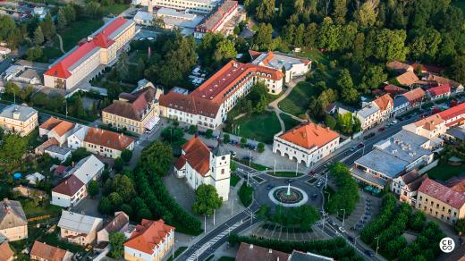 Město Lázně Bohdaneč leží v nádherném prostředí polabské nížiny. Na konci 19. století přineslo významnou změnu do života Bohdanče založení slatinných lázní