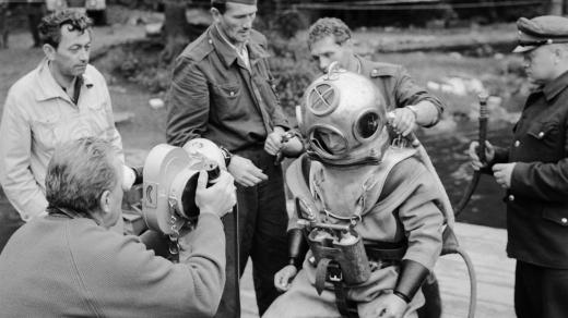 Československá televize natáčí akci potápěčů na Šumavě – údajný nález nacistického archivu v bednách na dně Černého jezera (3. července 1964)