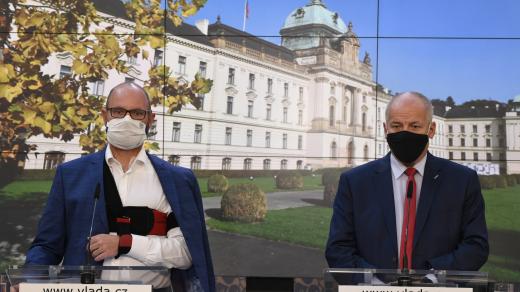 Ministr školství Robert Plaga (ANO) a ministr zdravotnictví za ANO Roman Prymula (vpravo) po mimořádném jednání vlády