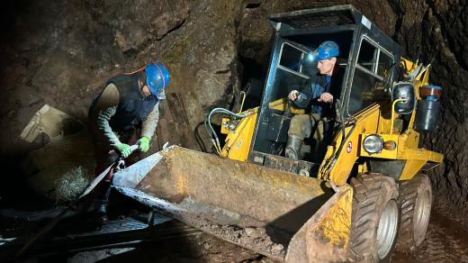 V jedné ze štol dělostřelecké tvrze Stachelberg provádí báňští záchranáři úpravy