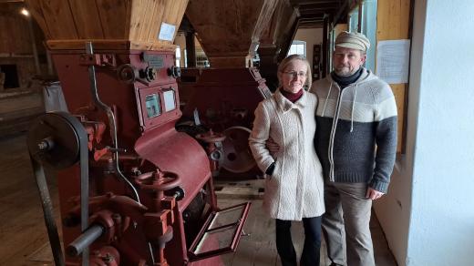 Manželé Patricie a Karel Koubkovi v rodovém mlýně v Hněvkovicích