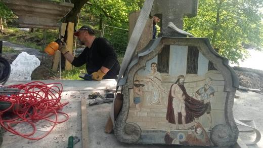 Stěhování prvního zastavení křížové cesty na Kalvárii v Rokycanech