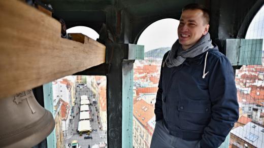 Pražský zvoník a šéf IPR Ondřej Boháč ve věži kostela sv. Havla