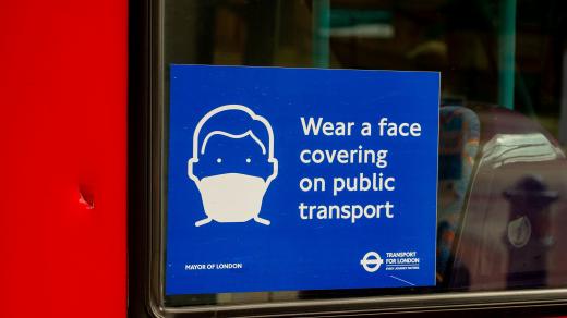 Apel na občany ve Velké Británii, aby nosili zakrytý obličej v hromadné dopravě