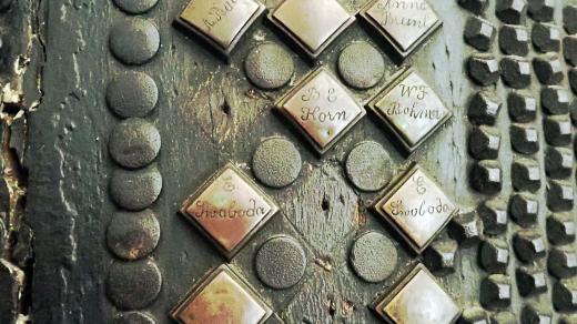 Dřevěná plastika Wehrmanna v Muzeu Českého lesa v Tachově