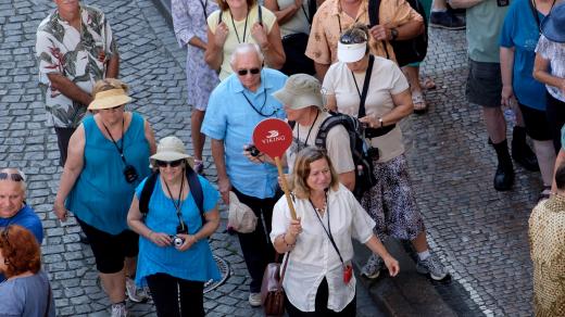 Průvodce provádí turisty historickým centrem města