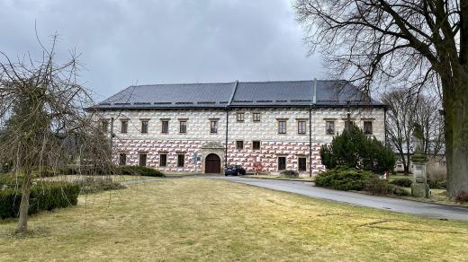 Tatenický zámek byl původně čtyřkřídlý, do dnešních dnů zůstala jen dvě křídla