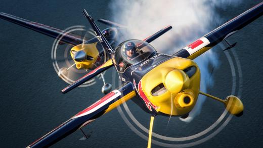 Pilot Lukasz Czepiela v akrobatickém speciálu