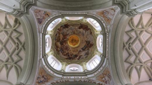 Vnitřní Santiniho výzdoba kopule