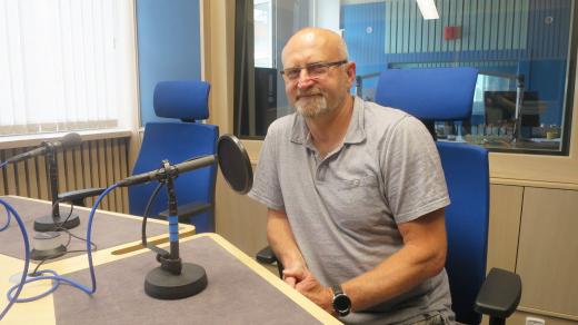 Ivo Novák ve studiu Českého rozhlasu Hradec Králové