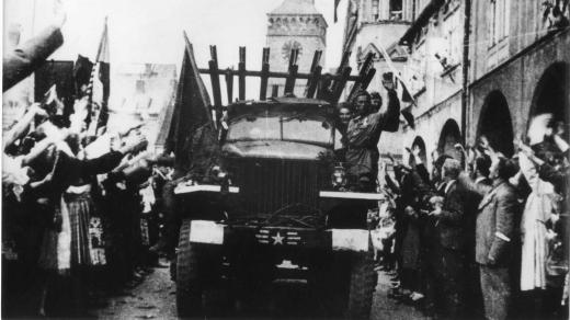 Vítání Rudé armády v Jičíně v květnu 1945. Průjezd legendární „kaťuši“