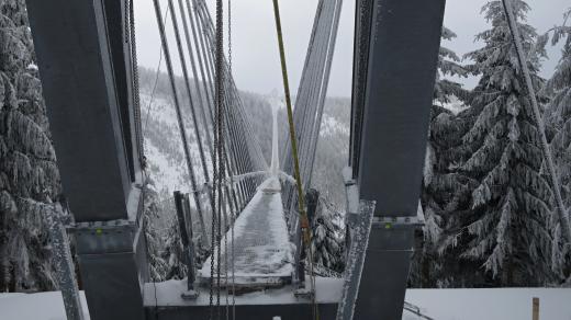 Visutý most je dlouhý 721 metrů