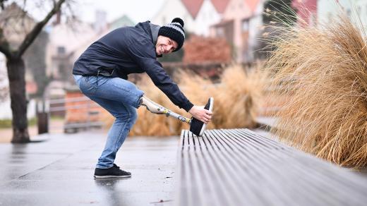 Hele, dosáhnu si na nohu, to jsem dřív neudělal. Jirka byl vždycky vtipálek a nehoda na tom nezměnila nic