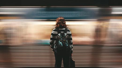 žena, osamělost, metro, anonymita, velkoměsto