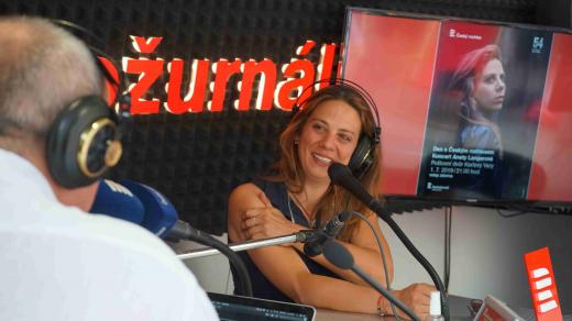 Do mobilního studia Radiožurnálu na Sadové kolonádě v Karlových varech si zpěvačka Aneta Langerová přinesla i kytaru