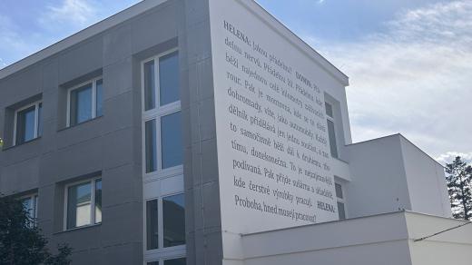 Tisíce písmen z románu Karla Čapka R.U.R. na budově průmyslovky v Novém Městě nad Metují