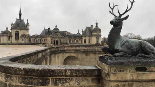 Zámek v Chantilly pochází z dvanáctého století. O fous známější zámek ve Versailles je o pět set let mladší
