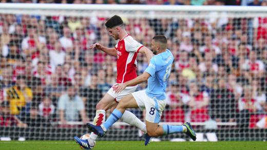 Declana Rice z Arsenalu fauluje Mateo Kovačić z Manchester City
