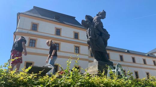 Sochy před barokním hospitalem v Kuksu jsou opět kompletní