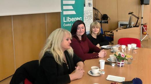 Redaktorky Ivana Bernáthová a Eva Malá a moderátorka Iveta Kalátová na setkání Jak se rodí zprávy v liberecké knihovně