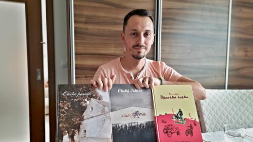 Ondřej Vrbický z Otic na Opavsku s knihami, které napsal