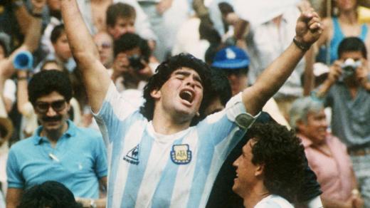 Diego Maradona slaví v Mexiko City s argentinským týmem vítězství nad Německem a titul mistrů světa