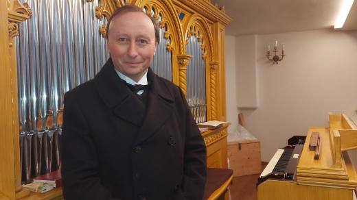 MUDr. Jan Nedvěd u varhan v lánském kostele