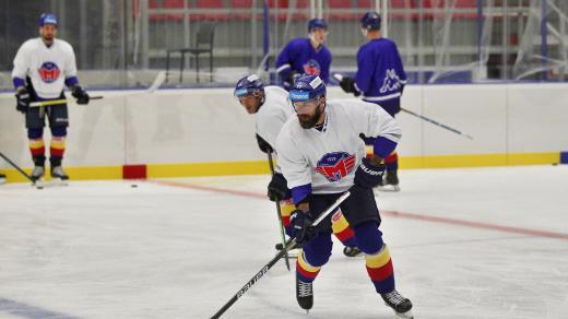 Hráči Motoru České Budějovice na tréninku, v popředí Milan Gulaš