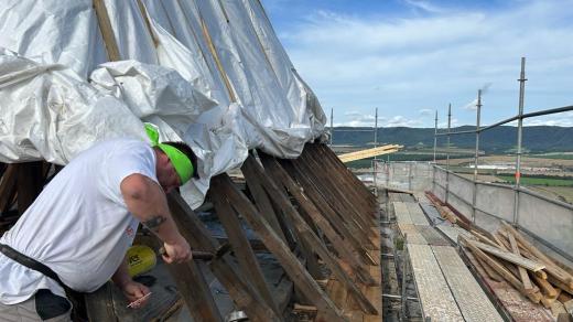 Oprava střechy středověkého hradu Helfštýn