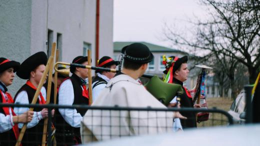 Fašangovníci z Malej Lehoty na dudáckém festivalu Gajdošské fašiangy (březen 2019)