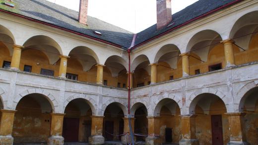 Celé nádvoří obkružují renesanční arkády