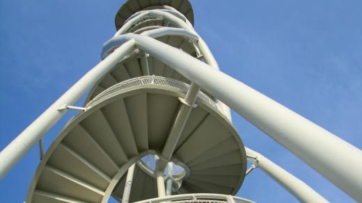 Spodní pohled na rozhlednu na Fajtově kopci ve Velkém Meziříčí