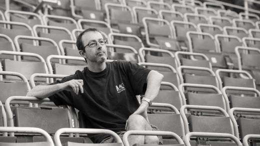Režisér Petr Zelenka během zkoušky inscenace Pes baskervillský na otáčivém hledišti v Českém Krumlově