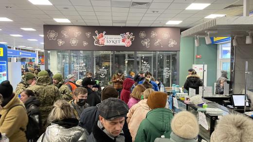 Tisíce lidí utíká před válkou z Mariupolu do Záporoží